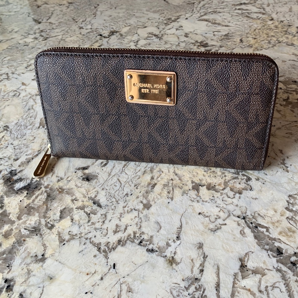 Michael Kors Large Jet Set Travel Logo Wallet EUC